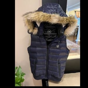 Women’s American Eagle down puffer vest, faux fur removable hood, navy, size Med